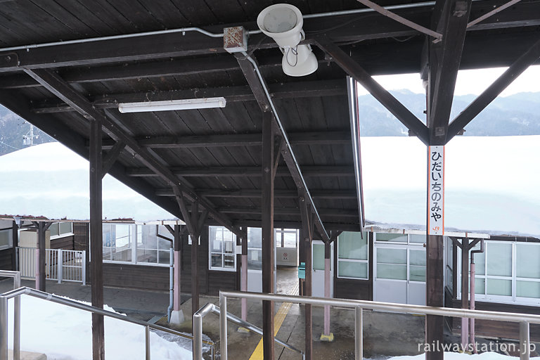 飛騨一ノ宮駅、駅舎へ続くレトロな木造上屋