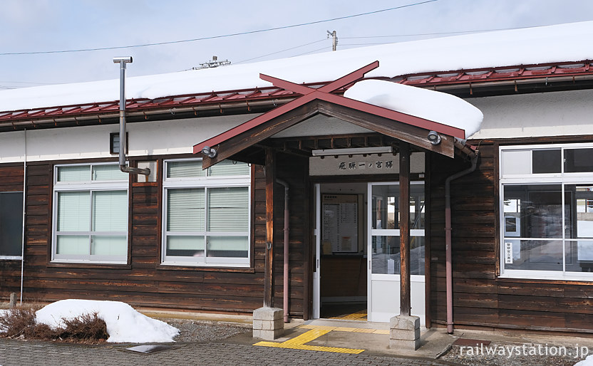高山本線・飛騨一ノ宮駅、千木あるレトロな木造駅舎