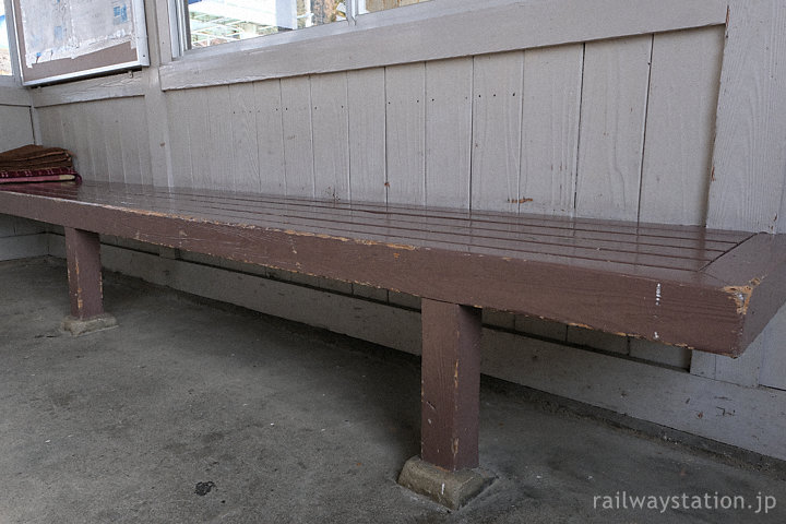 飛騨一ノ宮駅、待合室片隅の木製造り付けベンチ