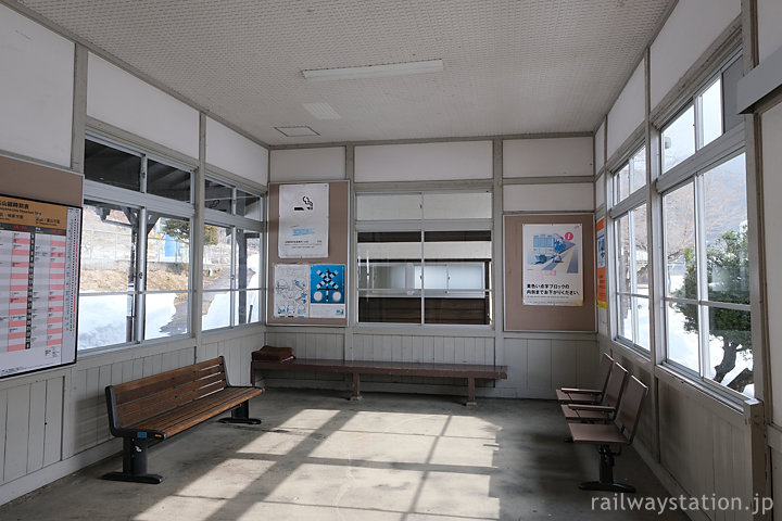 高山本線・飛騨一ノ宮駅、木造駅舎らしい待合室