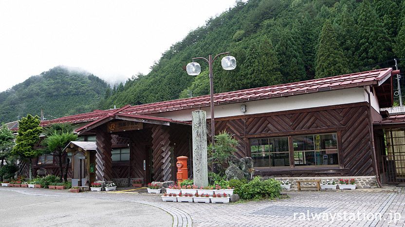 丸太を使った山荘風の木造駅舎、高山本線・飛騨小坂駅