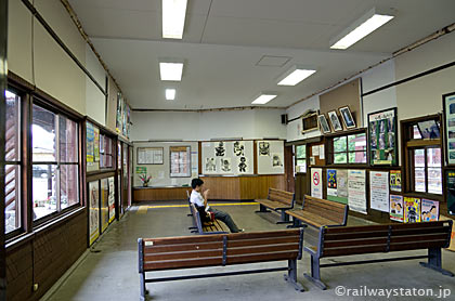 jR東海・高山本線・飛騨小坂駅、待合室と窓口跡