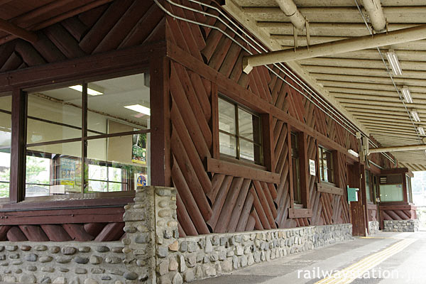 高山本線・飛騨小坂駅の木造駅舎、ホーム側