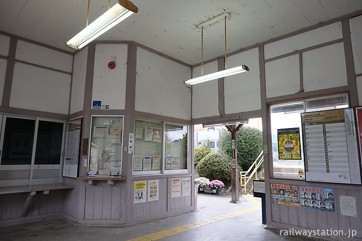 JR名松線・家城駅の木造駅舎、待合室内の出札口