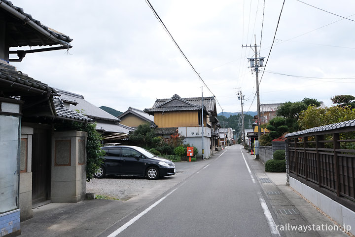 三重県津市、名松線・家城駅付近の街並み