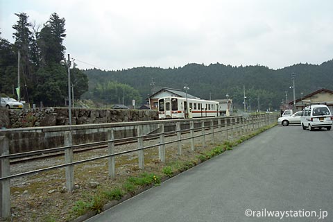 JR東海・名松線・伊勢奥津駅、ホームに停車する単行の気動車