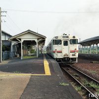 JR紀勢本線・一身田駅、長いホームに2両編成のキハ40気動車が入線。