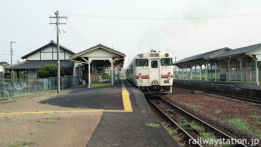 JR紀勢本線・一身田駅、長いホームに2両編成のキハ40気動車が入線。
