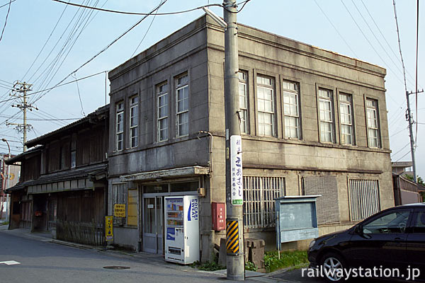 JR紀勢本線・一身田駅前、ハイカラ洋館風の日通事務所