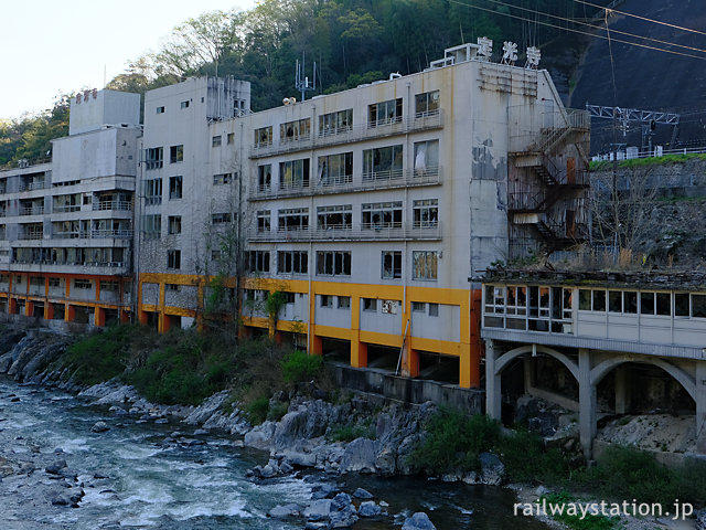 秘境駅・定光寺駅前、心霊スポットとしても有名な旅館廃墟・千歳楼跡