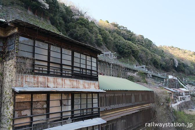 秘境駅・定光寺駅、駅のある崖と川に挟まれた狭い駅前、廃墟も…