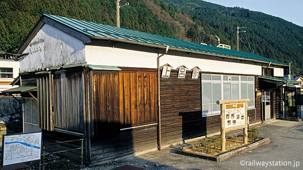 岐阜県萩原町、高山本線・上呂駅、昭和初期からの年月が染み付く木造駅舎。