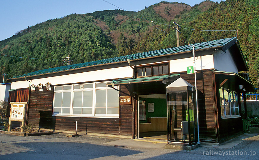 JR東海・高山本線、木の質感が味わい深い上呂駅の木造駅舎