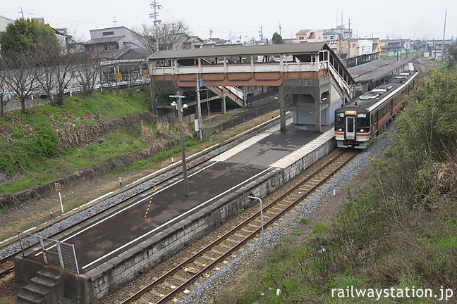 愛知県半田市、武豊線・亀崎駅ホームとキハ75