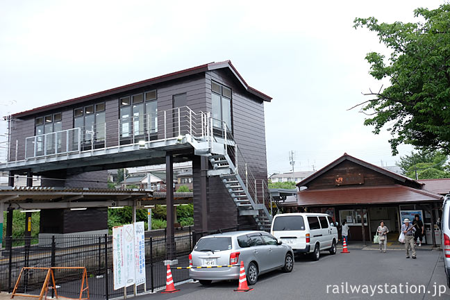 JR東海・武豊線・亀崎駅、エレベーター付きのバリアフリー跨線橋