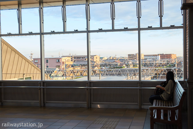 JR東海道本線・木曽川駅の橋上駅舎内、古い木製ベンチ