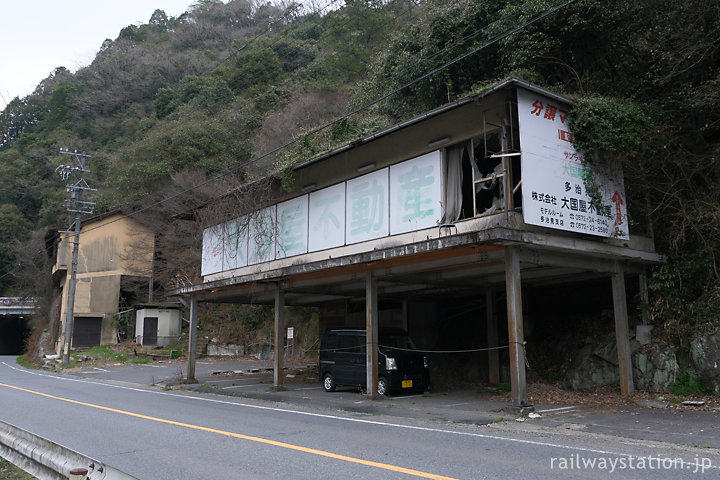 秘境駅・古虎渓駅からも見える近くの廃墟群