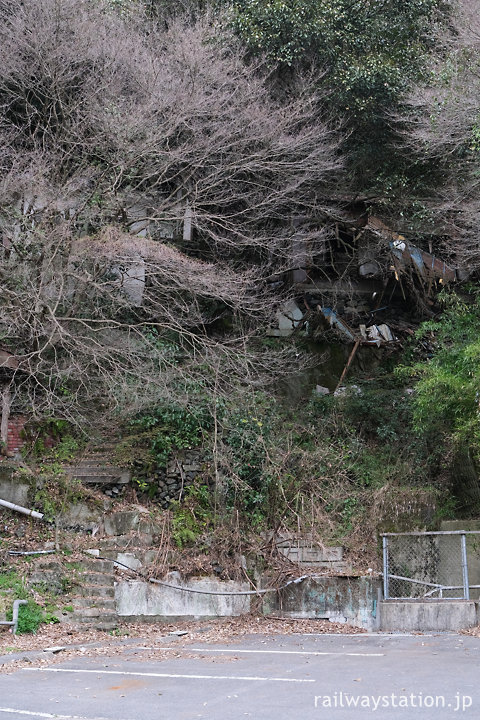 岐阜県、古虎渓駅近くの県道15号線沿いにある廃墟