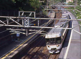 JR東海・中央本線(中央西線)・古虎渓駅、特急しなのが通過