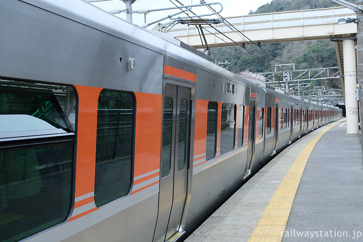 中央本線、JR東海の新型車315系の普通列車で古虎渓駅へ…