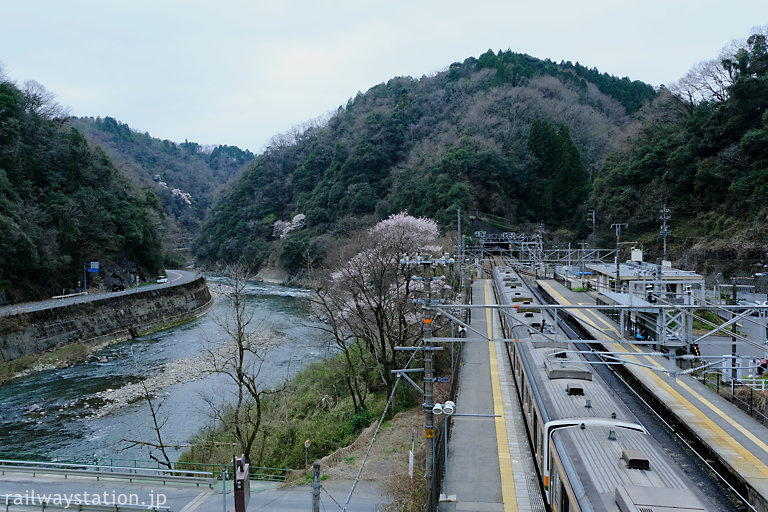 中央本線・古虎渓駅、川沿いの山深い秘境駅