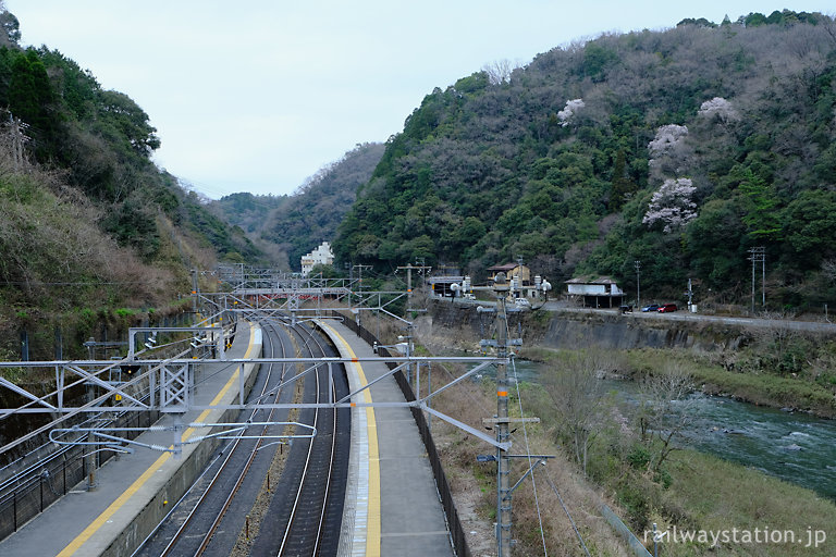 JR東海・中央本線の秘境駅・古虎渓駅、家屋はまばら…