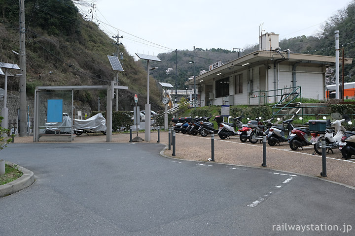 中央本線・古虎渓駅、駐輪場と小さなバスロータリー