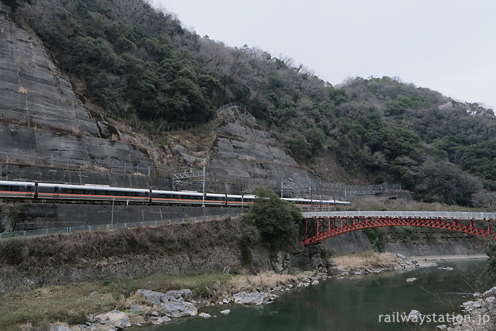 古虎渓駅、川沿いの険しい山沿いを列車が走る