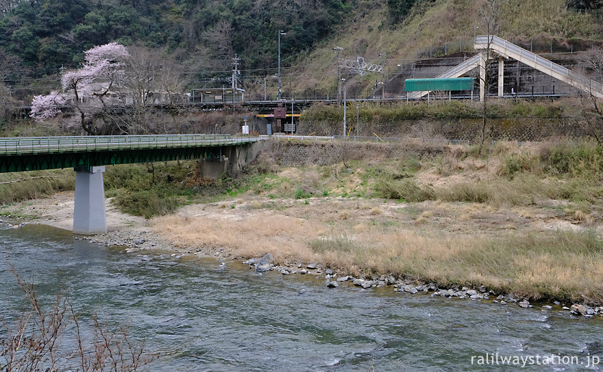 秘境駅・古虎渓駅、目の前を土岐川が流れる