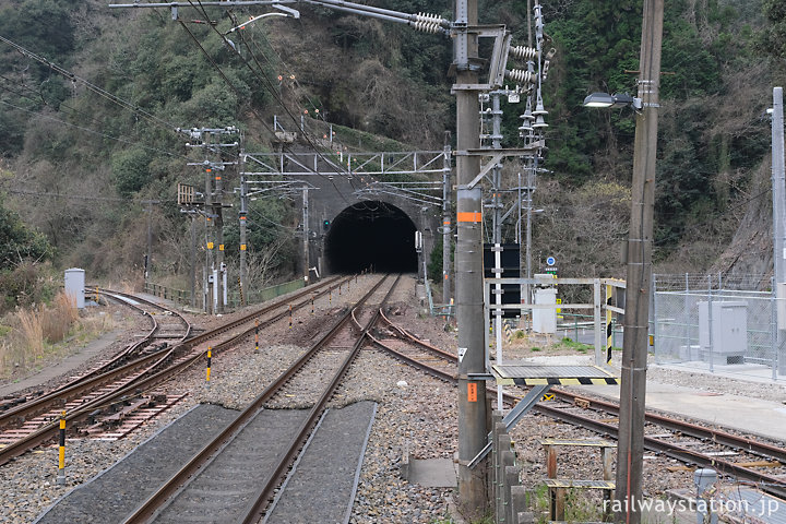 中央本線・古虎渓駅、旧線を利用した側線など構内配線