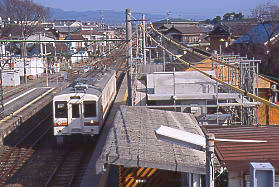 JR東海・飯田線・小坂井駅、ホームに進入する119系電車