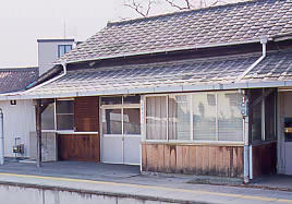 JR東海・飯田線・小坂井駅、取り壊し中だった木造駅舎