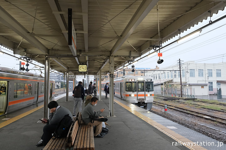 JR東海身延線・南甲府駅ホームですれ違う313系電車