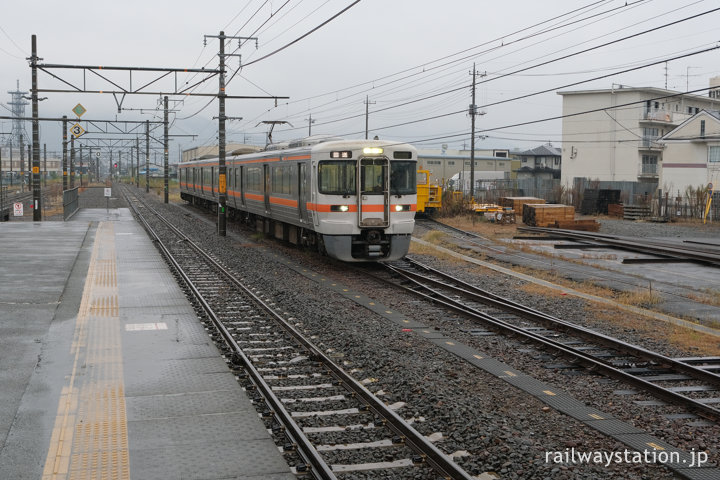 JR東海身延線・南甲府駅、留置線が何本もある広い構内。