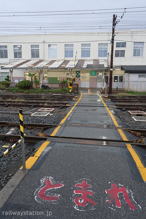 JR身延線・南甲府駅、何本もの留置線を横切る長い構内踏切