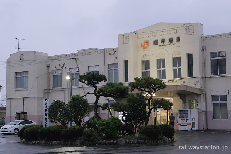 身延線、松の木が似合うレトロな駅舎、南甲府駅