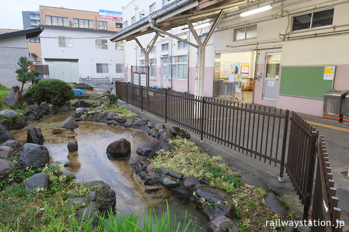 身延線・南甲府駅、駅舎ホーム側には池のあるミニ庭園も