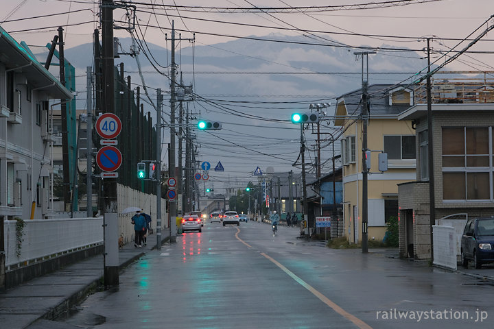 甲府市内、南アルプスの山々がそびえる南甲府駅前の街並み、