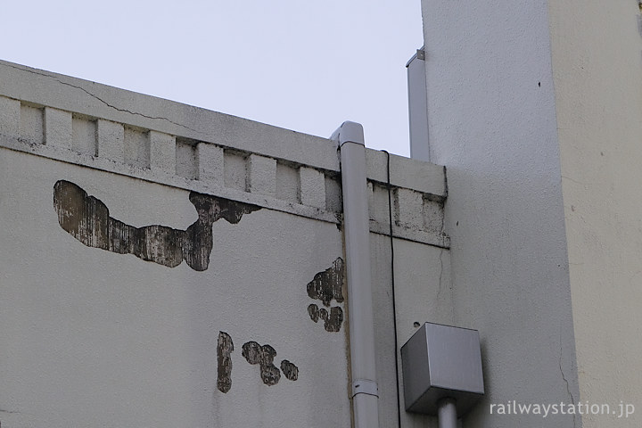 南甲府駅・駅舎の壁が剥がれ木のようなものが見える…