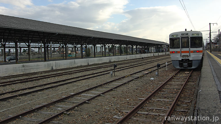 東海道本線・美濃赤坂駅、西濃鉄道のホームが威容を放つ