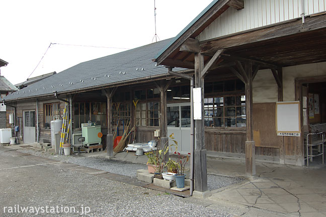 終着駅・美濃赤坂駅、ホームからやや離れ位置する木造駅舎