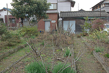 東海道本線赤坂支線・美濃赤坂駅、駅構内の花壇やランプ小屋