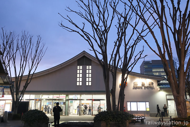 JR東海・三島駅、富士山を模した旧駅舎をモチーフにした現駅舎