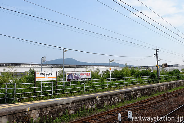 飯田線、桜並木が伐採された野田城駅上りホーム、