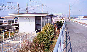 JR飯田線・下地駅、プラットホームに挟まれた駅舎