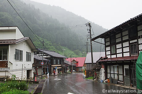 岐阜県境の駅、高山本線・杉原駅。駅前の集落