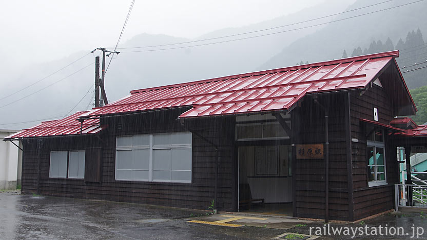 JR東海・高山本線・杉原駅、趣きある木造駅舎