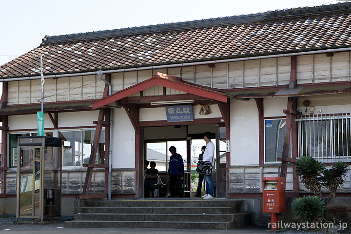 JR参宮線・田丸駅、味わいる木造駅舎と乗降客