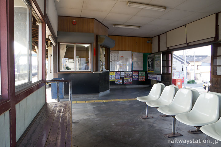 JR参宮線・田丸駅の駅舎、待合室と窓口