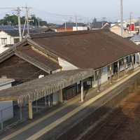 参宮線・屋根瓦が見事な田丸駅舎、快速みえが通過